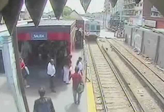 Trốn vé không thành, mẹ bỏ mặc con gái dưới đường ray dù tàu hỏa đang lao tới