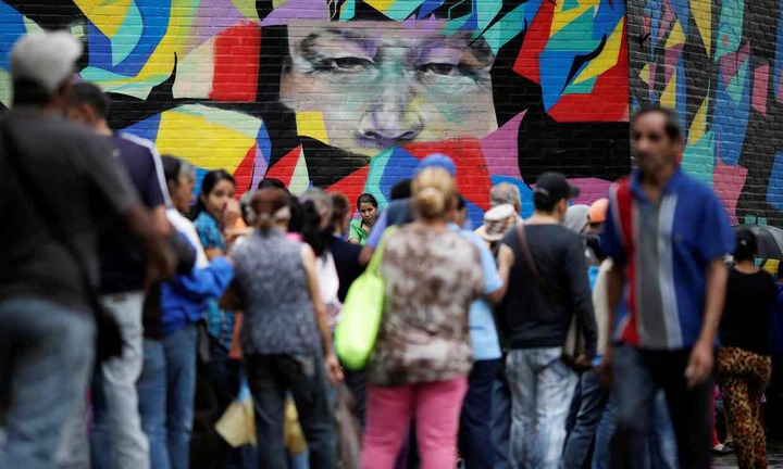 Phụ nữ Venezuela vượt biên giới bán tóc mua thức ăn