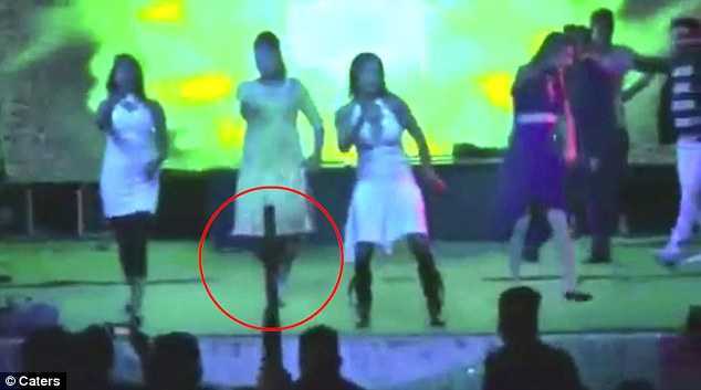 Clip: Bạn của chú rể bắn vũ công mang bầu chết giữa sân khấu