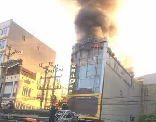 Lại cháy quán karaoke dữ dội ở Bắc Ninh