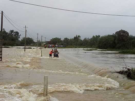 Bình Định: Lũ chồng lũ khiến 3 người chết, nhiều tuyến đường bị tàn phá nặng nề