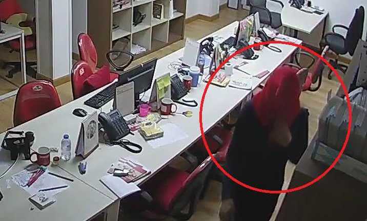 Clip kẻ gian trùm kín mặt, đột nhập công ty trộm laptop lúc rạng sáng