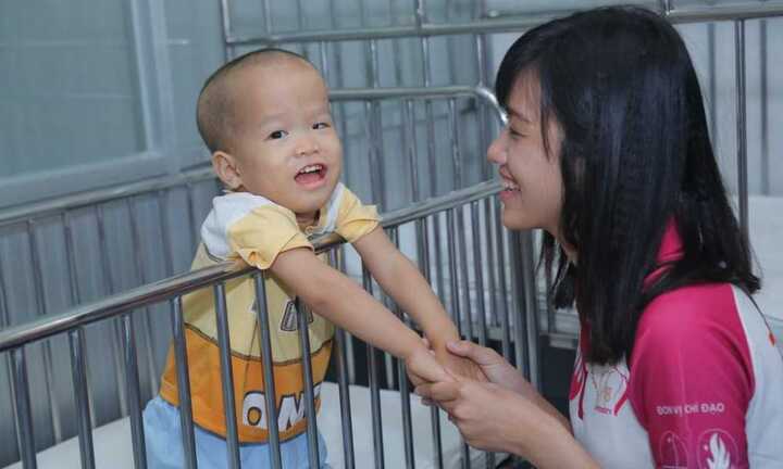 Nữ sinh xinh đẹp rạng rỡ thăm trẻ em có số phận thiệt thòi