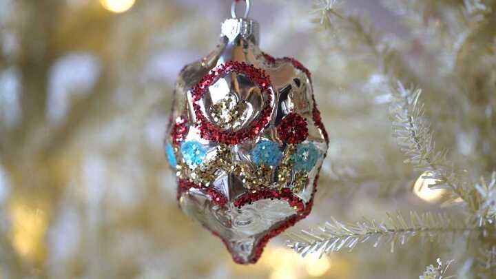 Tròn mắt xem quá trình chế tác đồ trang trí cây thông Noel