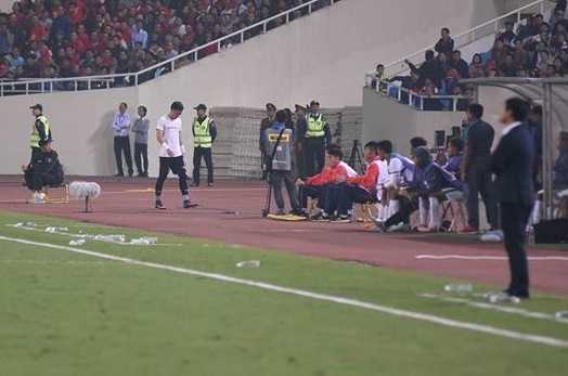 Video: Thẻ đỏ khó hiểu của thủ môn Nguyên Mạnh