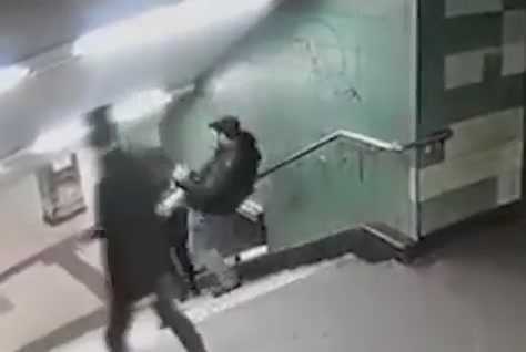 Cảnh sát Đức truy lùng tên côn đồ vô đá đạp người phụ nữ ngã 'dập mặt' ở ga tàu