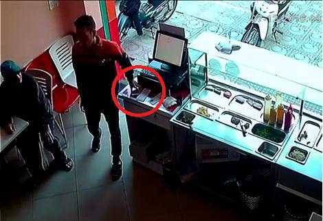 Clip: Trộm điện thoại ngay trước mặt nhân viên cửa hàng