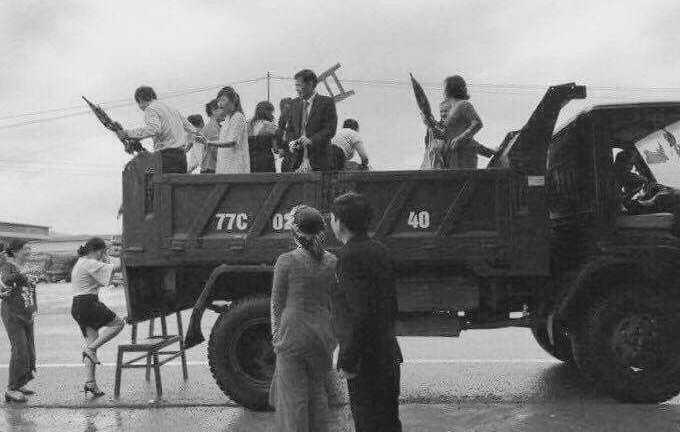 Ảnh nhà trai cầm ô, đi xe tải rước dâu trong mưa lũ