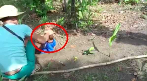 Tên bất lương hành hạ trẻ em dã man bằng roi điện khiến nhiều người căm phẫn