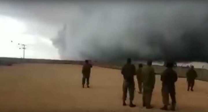 Video: Cơn lốc xoáy bí ẩn xuất hiện chặn đường tấn công của IS