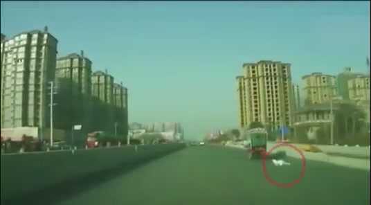 Bé 3 tuổi rơi khỏi xe, cha mẹ vẫn 'hồn nhiên' đi tiếp