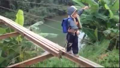 Clip: 200 học sinh liều mình đi học trên cây cầu sắp sập tại Hòa Bình
