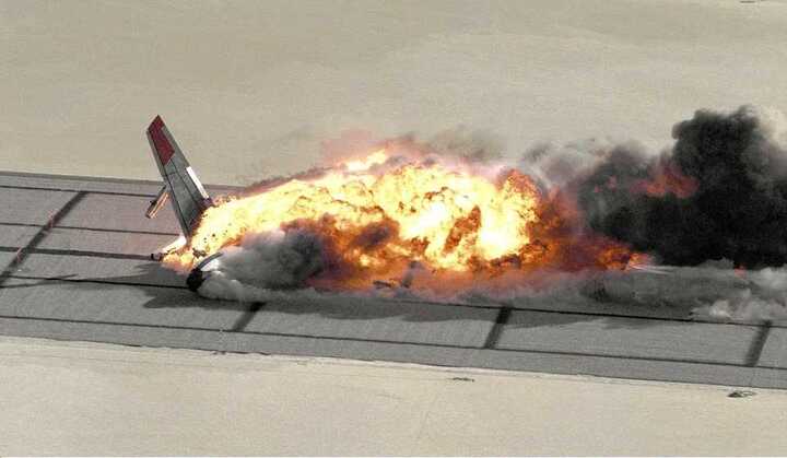 Clip: Máy bay Boeing 720 lao đầu xuống đất nổ tung, chìm trong biển lửa