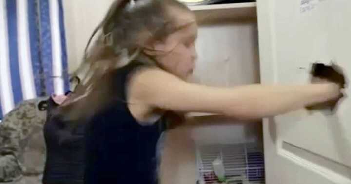 Cô bé 'thần đồng boxing' ra đòn như 'sấm sét', đấm thủng cửa