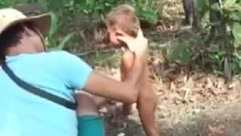 Tên bất lương hành hạ trẻ em dã man bằng roi điện: Thông tin mới nhất