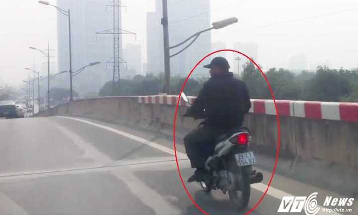 Người đàn ông đội mũ lưỡi trai lao như bay trên đường cao tốc