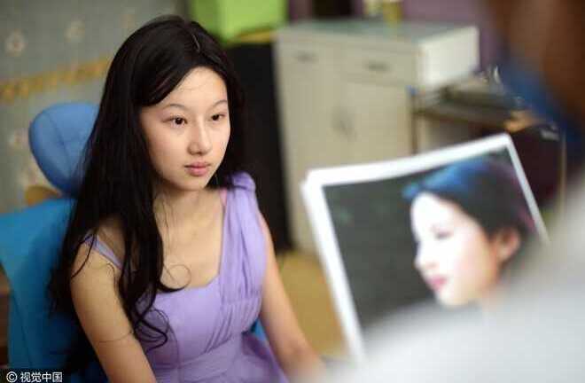 Gia đình phản đối, cô gái trẻ vẫn phẫu thuật thẩm mỹ giống Lưu Diệc Phi