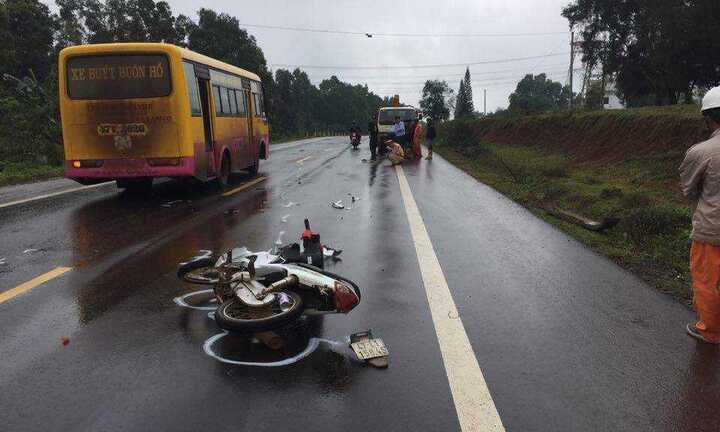 Nam thanh niên phóng xe máy lạng lách đâm thẳng đầu xe cẩu