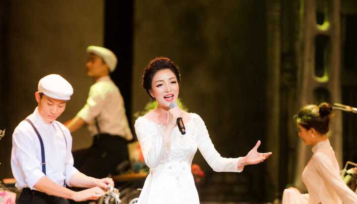 'Họa mi bán cổ điển' Phạm Thu Hà trở lại sau thời gian sang Mỹ làm nhạc