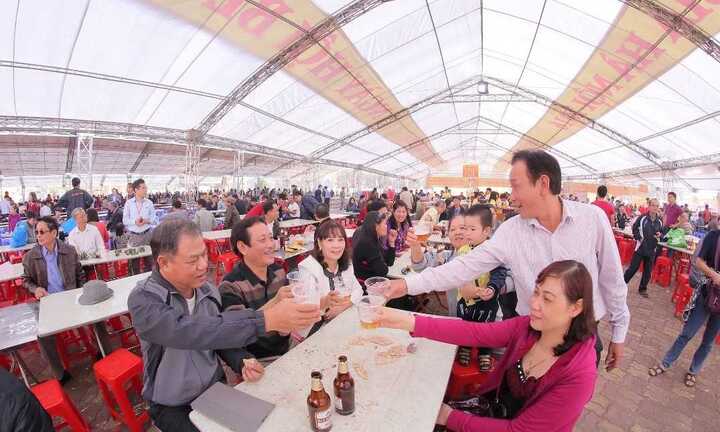 Lễ hội bia Hà Nội 'nóng bừng' giữa tiết trời đầu đông
