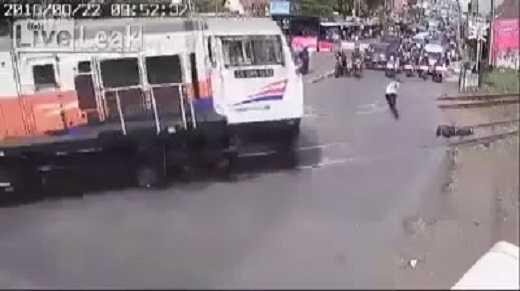 Nhân viên đường sắt liều mình cứu người ngay trước mũi tàu hỏa