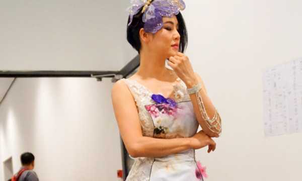 Thu Phương diện áo dài trăm triệu của Quỳnh Paris