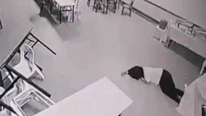 Thấy bàn ghế tự di chuyển, cô gái ngất tại chỗ