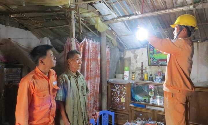 EVN HANOI: Tri ân khách hàng bằng những việc làm thiết thực, hiệu quả