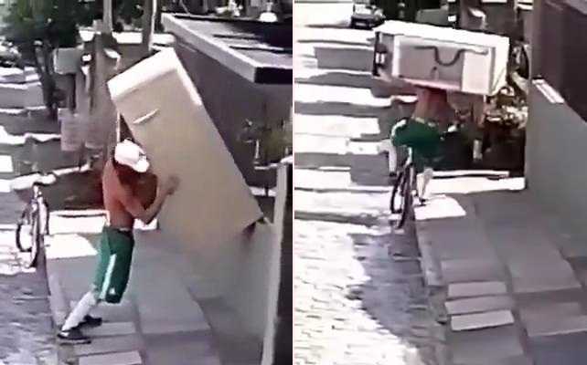 Kinh ngạc cảnh vác tủ lạnh lên vai, vận chuyển bằng xe đạp trên phố