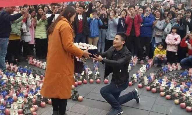 Màn tỏ tình độc đáo bằng hàng trăm quả táo đỏ khiến cô gái 'ngất lịm'