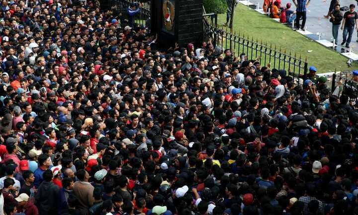 Chục nghìn người chen lấn kinh hoàng, tranh giành mua vé xem chung kết AFF Cup 2016