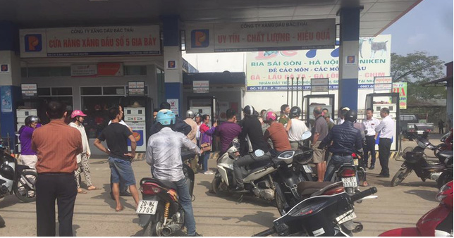 Bị tố đổ xăng thiếu, nhân viên cây xăng lao vào hành hung khách