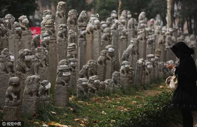 Kỳ lạ chuyện đeo khẩu trang cho hàng trăm tượng sư tử đá ở Trung Quốc