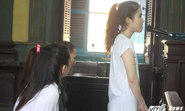 Nữ sinh, ca sĩ, người mẫu bán dâm nghìn USD òa khóc nức nở khi được giảm án