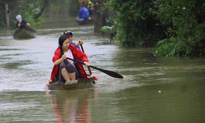 Ảnh: Thủy điện xả lũ, dân Huế lại chèo thuyền trên đường