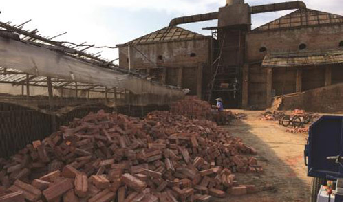 Xúc bom bi cho vào máy, 2 công nhân lò gạch thương vong