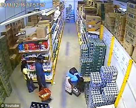 Phát hoảng trước kỹ năng ăn cắp bằng chân của nữ đạo chích trong siêu thị