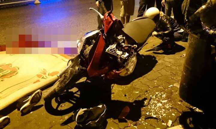 Đâm xe vào cột điện, hai sinh viên trường Luật chết tại chỗ