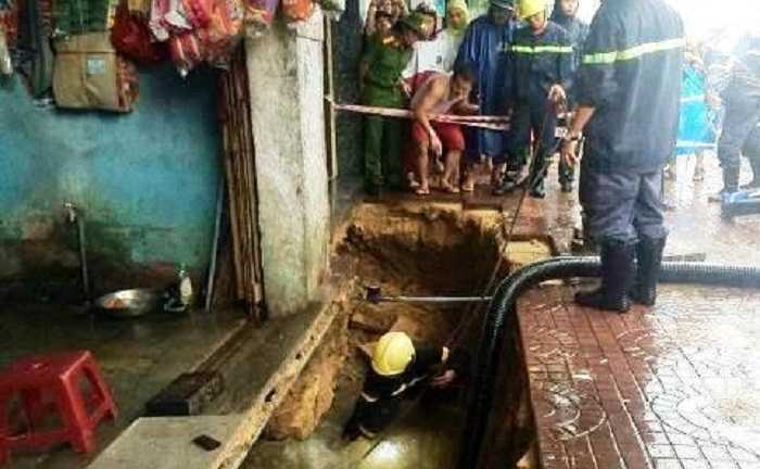 'Hố tử thần' nuốt chửng vỉa hè, tấn công nhà dân ở Quy Nhơn