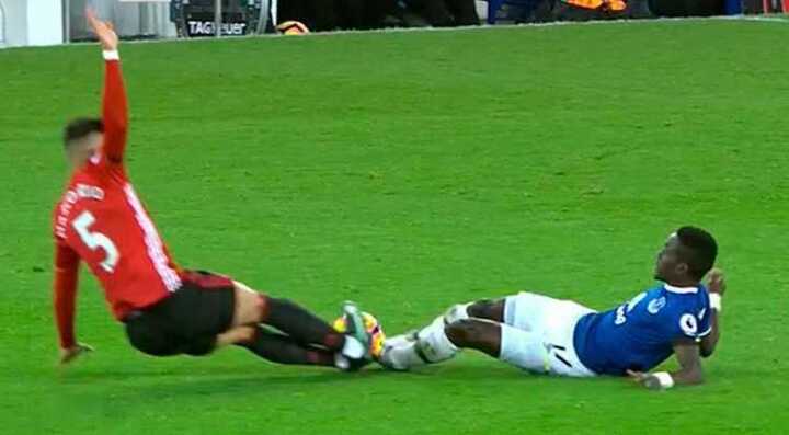 Marcos Rojo sắp trở thành cầu thủ xấu chơi nhất Man Utd