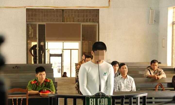 Thấy bé gái đi qua ngõ, kéo vào nhà hiếp dâm