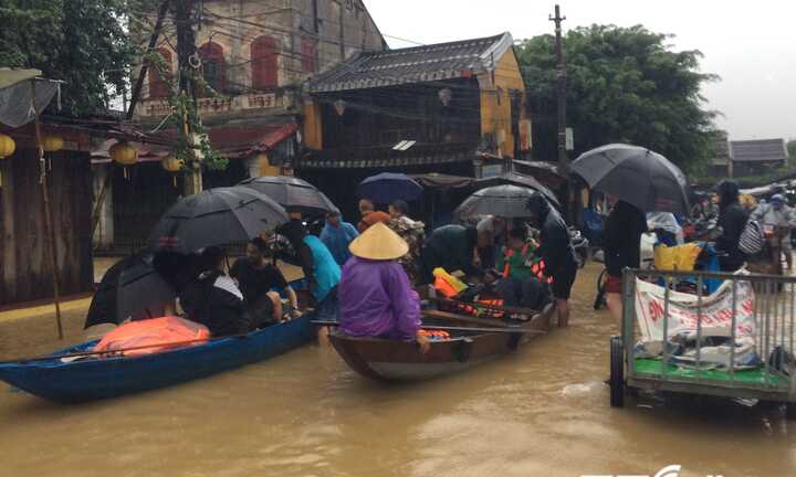 Bất chấp lệnh cấm, người dân vẫn dùng thuyền chở khách tham quan Hội An trong lũ