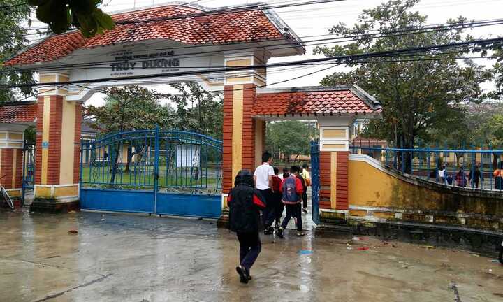 Bất chấp mưa lũ, trường cấp 2 bắt học sinh đến trường kiểm tra học kỳ