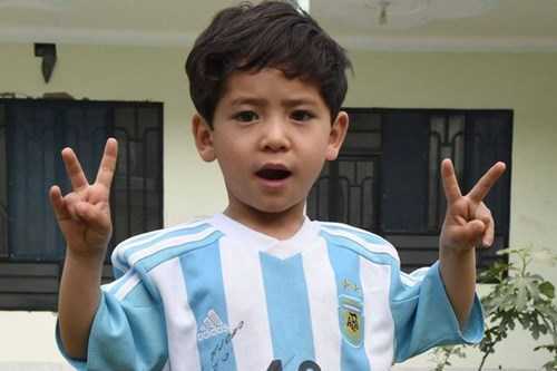 Fan nhí đáng yêu quấn lấy Messi trên sân bóng