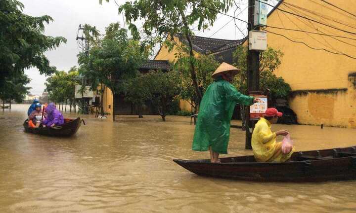 Lật ghe, một CSGT ở Quảng Nam bị nước lũ cuốn mất tích