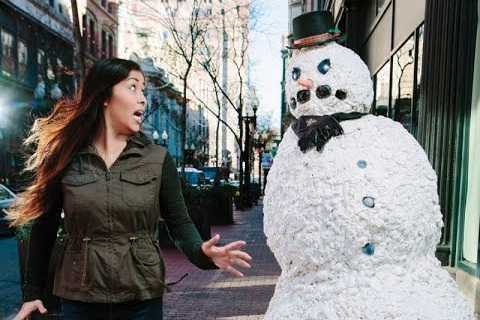 'Người Tuyết' khủng bố người đi đường trên phố