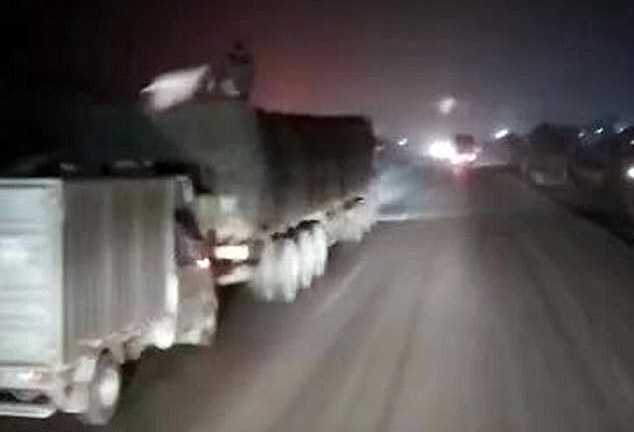 Áp sát xe tải đang phóng như bay để ăn cắp hàng trên cao tốc