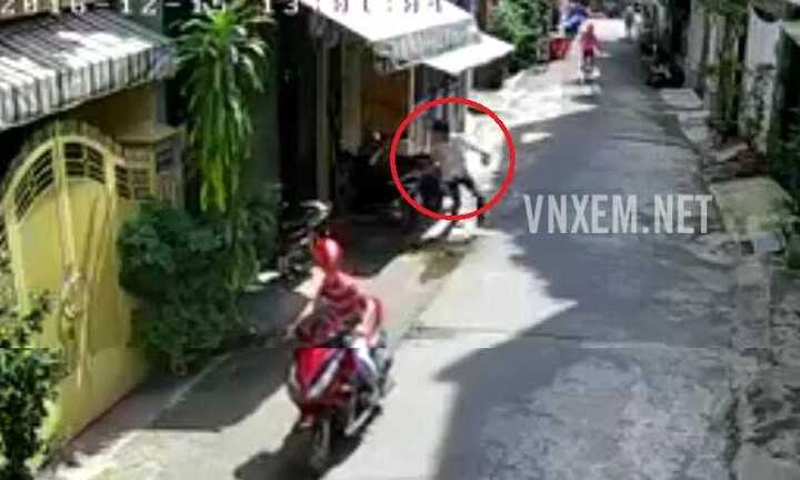 Clip: Thanh niên liều mạng xông vào tận nhà cướp giật rồi bỏ chạy