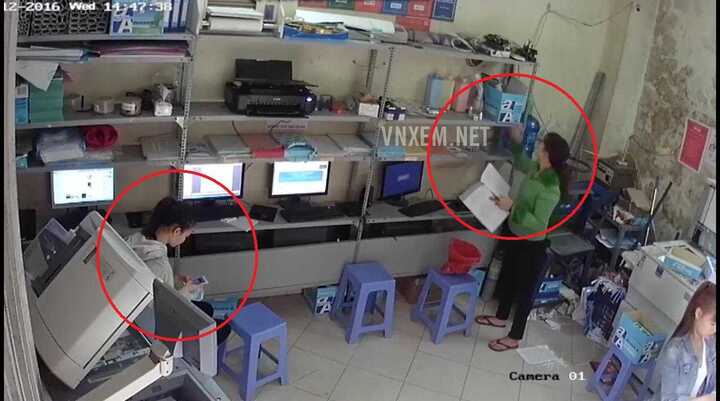 Nhân viên 'dán mắt' vào điện thoại, 'nữ quái' trộm ví trong tích tắc