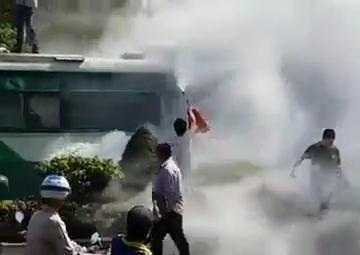 TP.HCM: Xe buýt bốc cháy ngùn ngụt giữa đường, hành khách tá hỏa tháo chạy